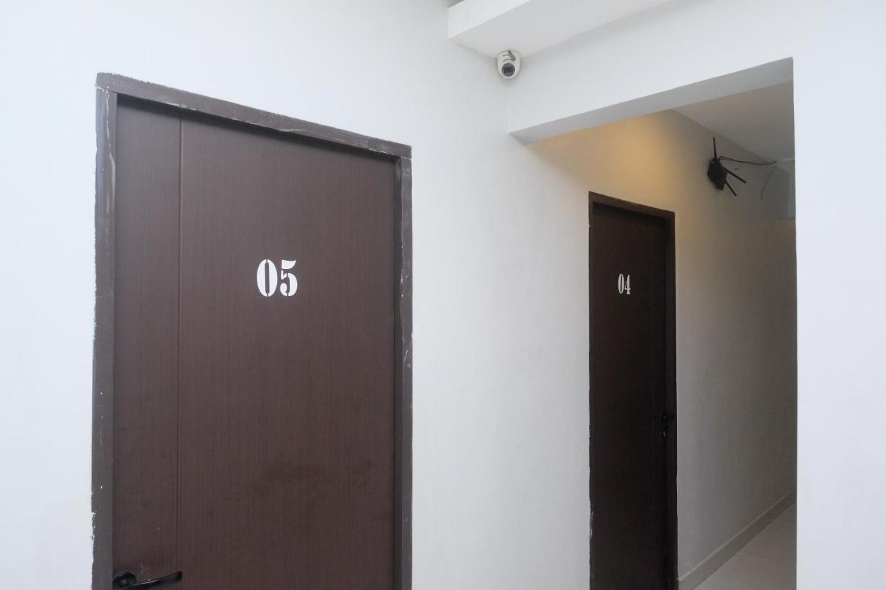 Hotel Reddoorz Near Tentrem Mall 2*